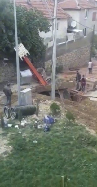Kendi kazdığı kuyuya düşen kepçenin imdadına vinç koştu