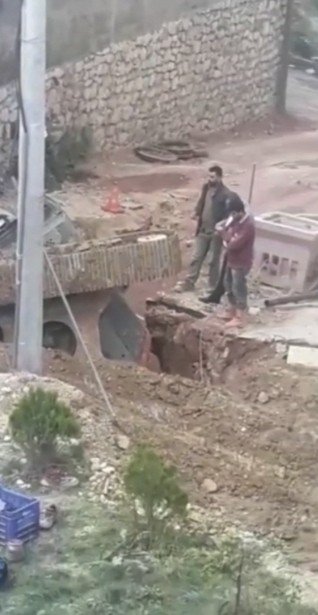 Kendi kazdığı kuyuya düşen kepçenin imdadına vinç koştu
