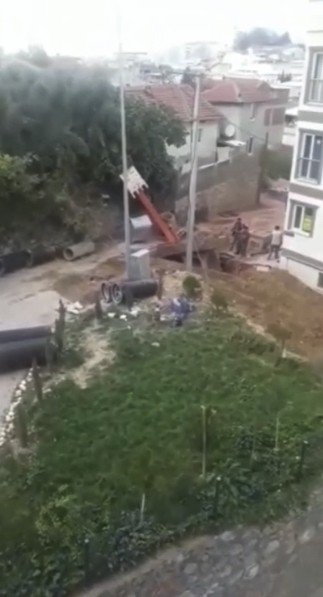 Kendi kazdığı kuyuya düşen kepçenin imdadına vinç koştu