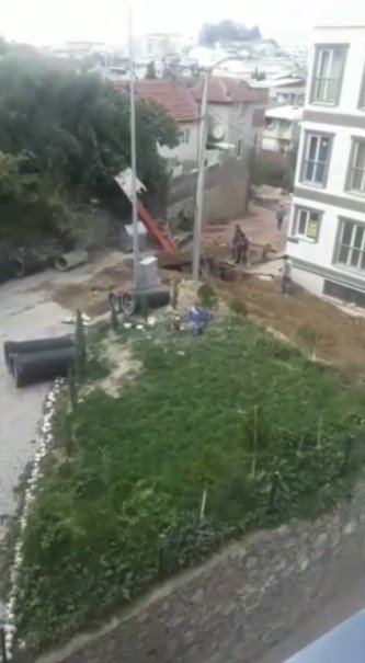 Kendi kazdığı kuyuya düşen kepçenin imdadına vinç koştu