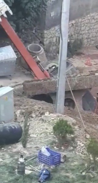 Kendi kazdığı kuyuya düşen kepçenin imdadına vinç koştu