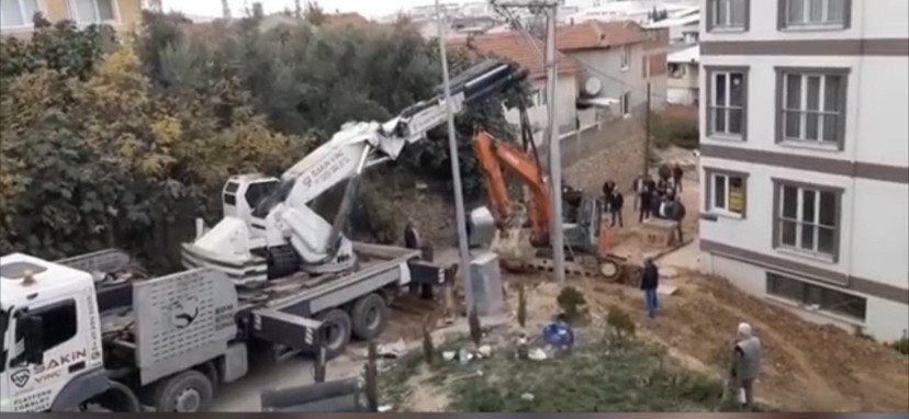 Kendi kazdığı kuyuya düşen kepçenin imdadına vinç koştu
