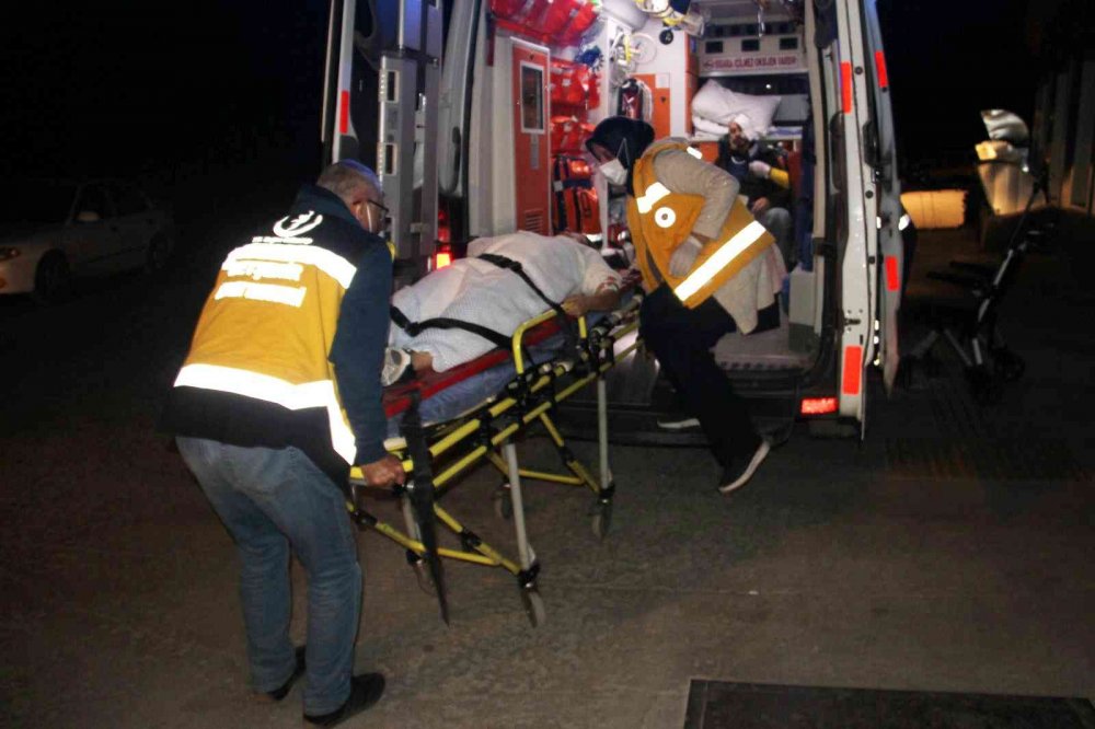 Konya'da otomobil yolcu minibüsü ile çarpıştı! 1'i hamile 8 yaralı