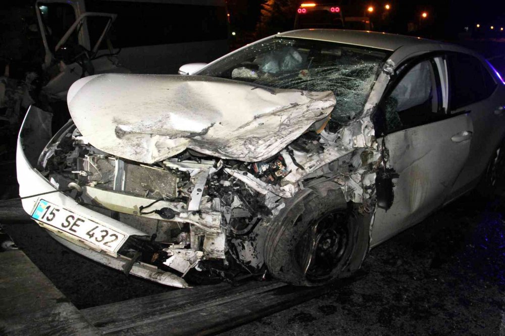 Konya'da otomobil yolcu minibüsü ile çarpıştı! 1'i hamile 8 yaralı