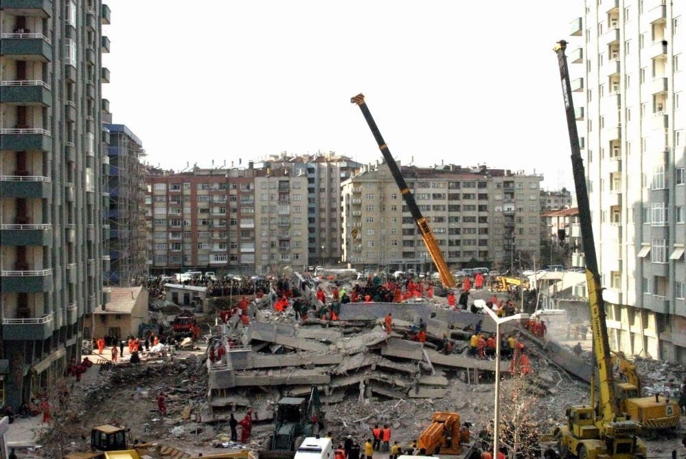 Konya'da Zümrüt Apartmanı'ndan sağ kurtulan Muhammed Kalem'e veda