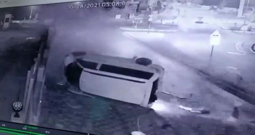 Aşırı hız ölüm getirdi! Duvara çarpan panelvan taklalar attı! 1 ölü 2 ağır yaralı