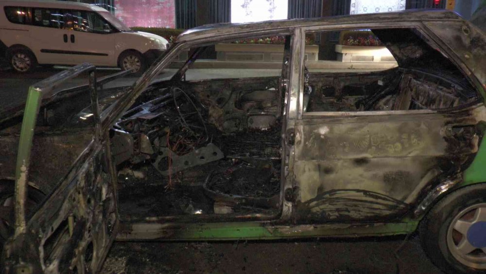 İstanbul'da seyir halindeki otomobil alev alev yandı