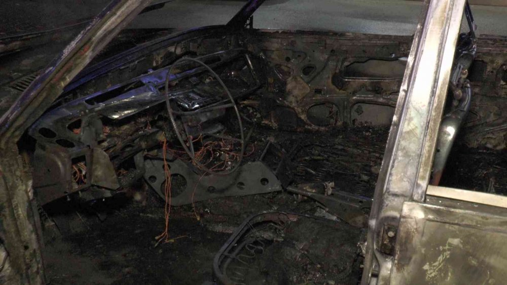 İstanbul'da seyir halindeki otomobil alev alev yandı