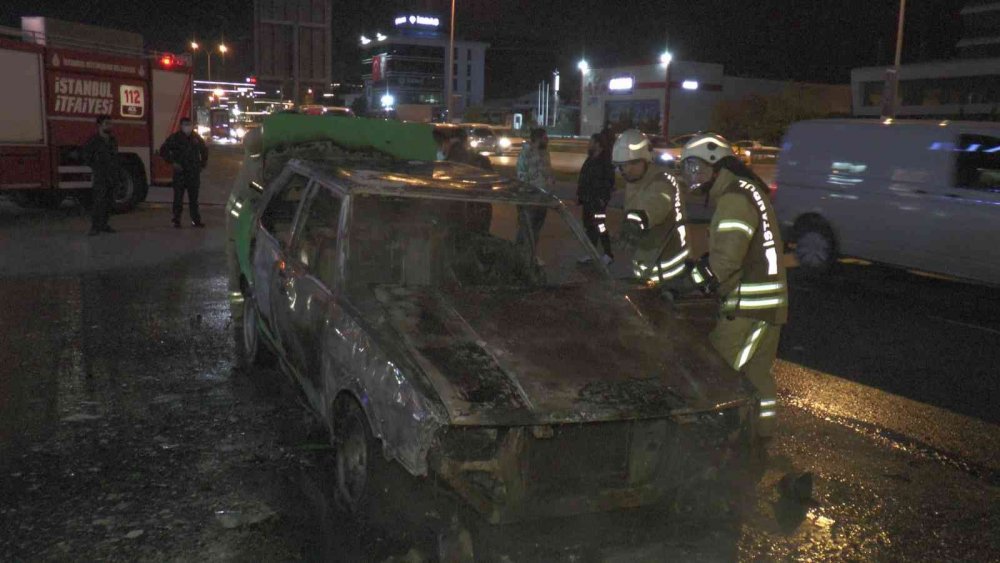 İstanbul'da seyir halindeki otomobil alev alev yandı