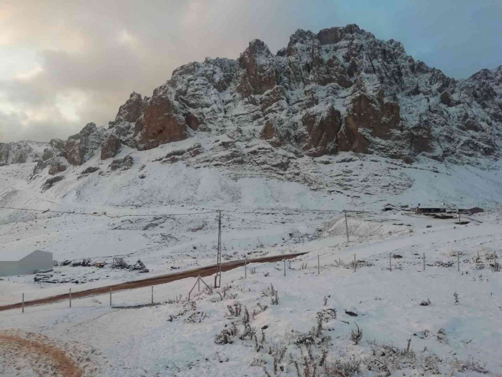 Kar sürprizi! Aladağlar beyaza büründü