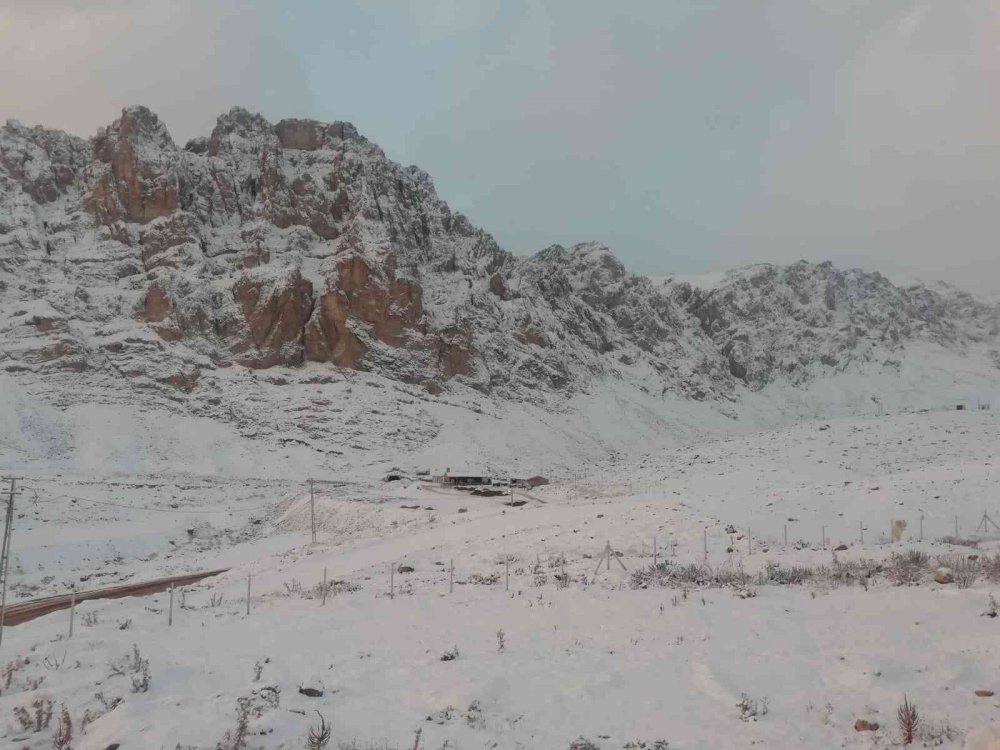 Kar sürprizi! Aladağlar beyaza büründü