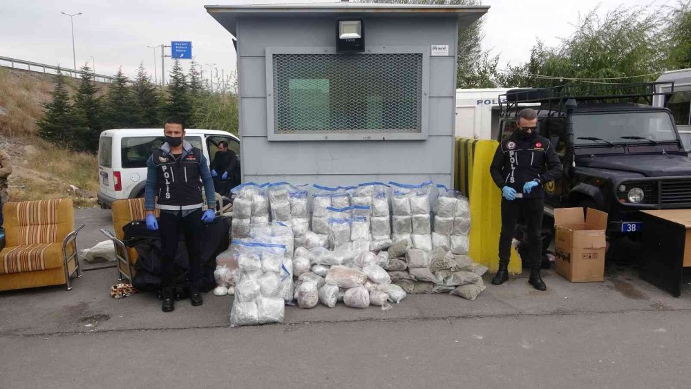 Nakliye süsüyle uyuşturucu ticareti narkotiğe takıldı! 100 kilo 1 kamyonetten çıktı