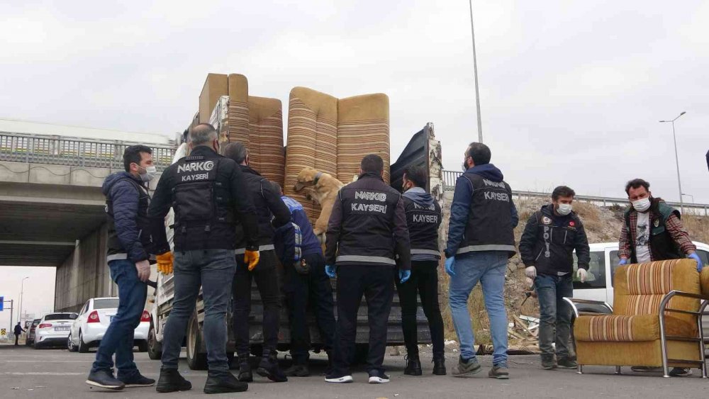 Nakliye süsüyle uyuşturucu ticareti narkotiğe takıldı! 100 kilo 1 kamyonetten çıktı