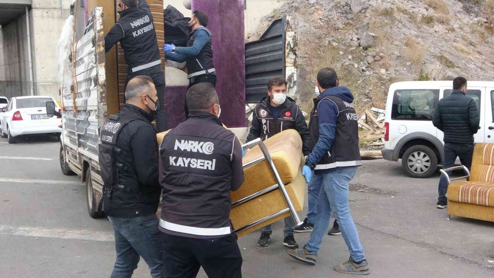 Nakliye süsüyle uyuşturucu ticareti narkotiğe takıldı! 100 kilo 1 kamyonetten çıktı