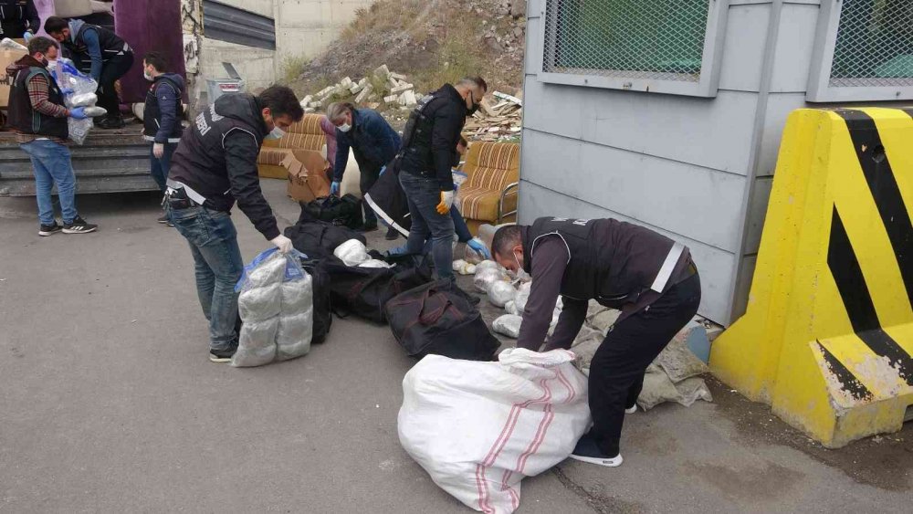 Nakliye süsüyle uyuşturucu ticareti narkotiğe takıldı! 100 kilo 1 kamyonetten çıktı