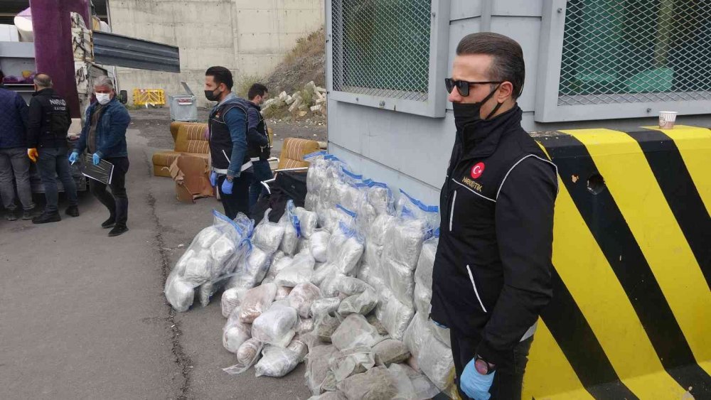 Nakliye süsüyle uyuşturucu ticareti narkotiğe takıldı! 100 kilo 1 kamyonetten çıktı