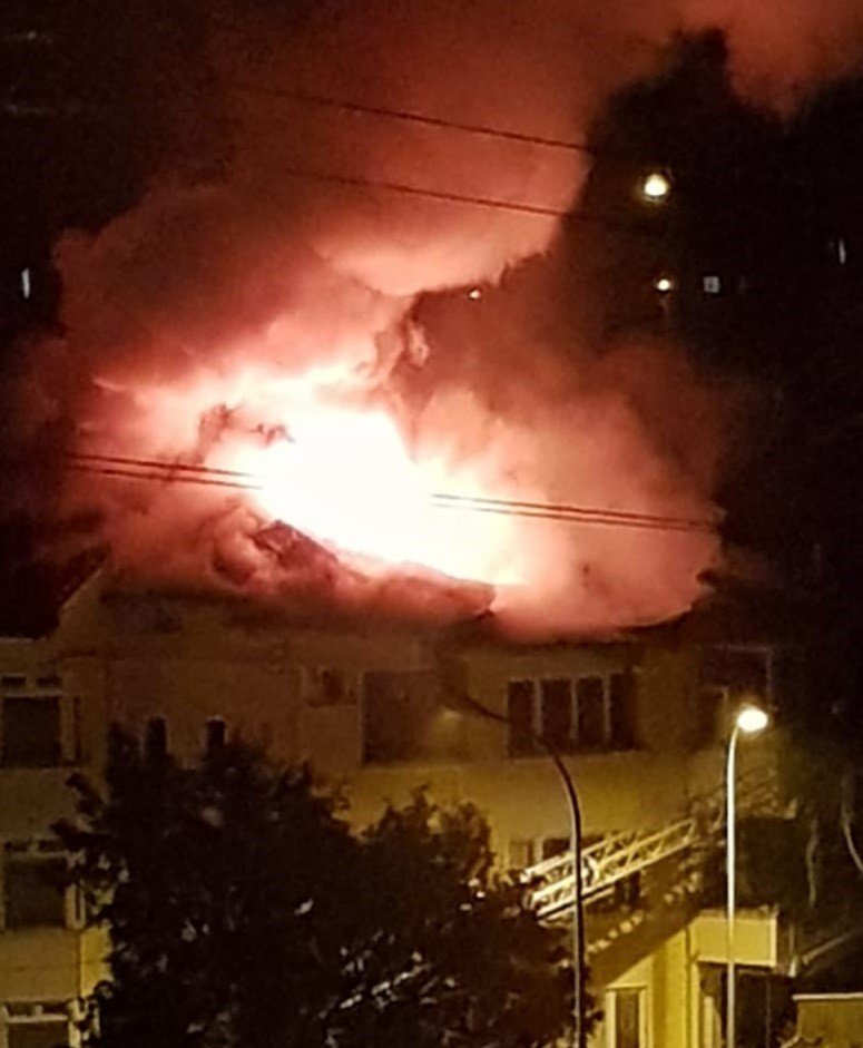 Apartman çatısında korkutan yangın