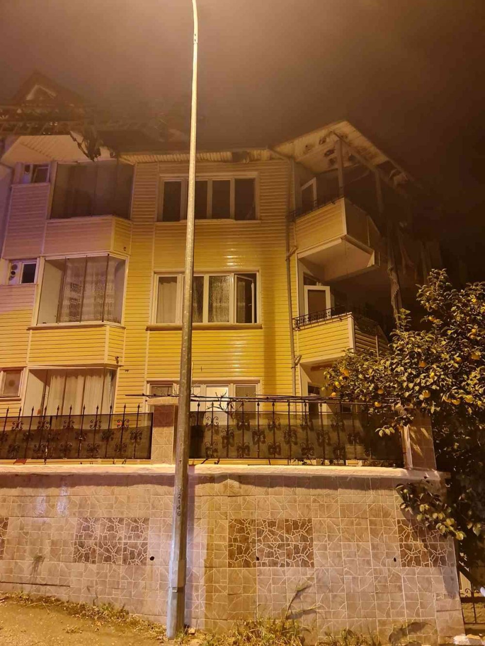 Apartman çatısında korkutan yangın