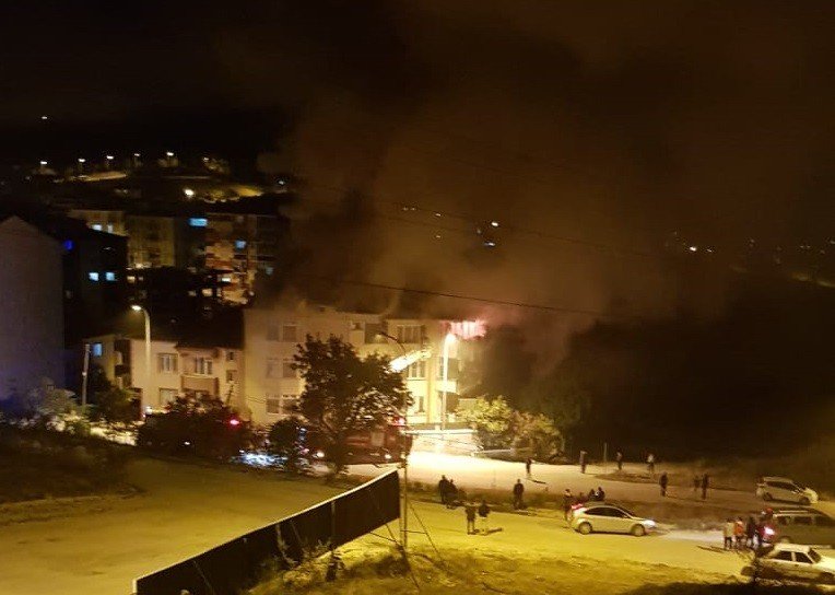 Apartman çatısında korkutan yangın