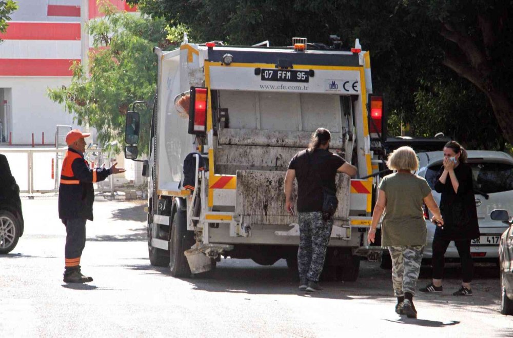 'Ceset gömüyor' ihbarı ortalığı karıştırdı! Köpeğini çöp kamyonunda görünce çılgına döndü