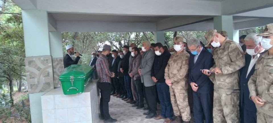 Devriye atarken kazada ölen güvenlik koruyucusu Mustafa Çetin dualarla toprağa verildi