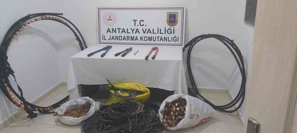 Kablo faresi ASAT'tan çaldığı kabloları evine indirirken yakalandı
