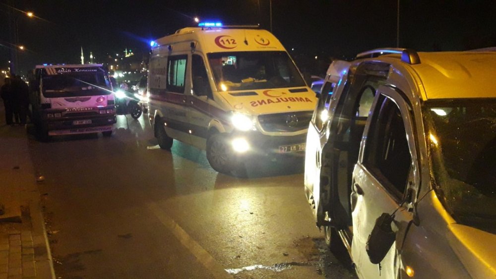 Korkutan kaza! Otomobil ile çarpışan araç bariyerlere çıkarak yan yattı! 4 yaralı