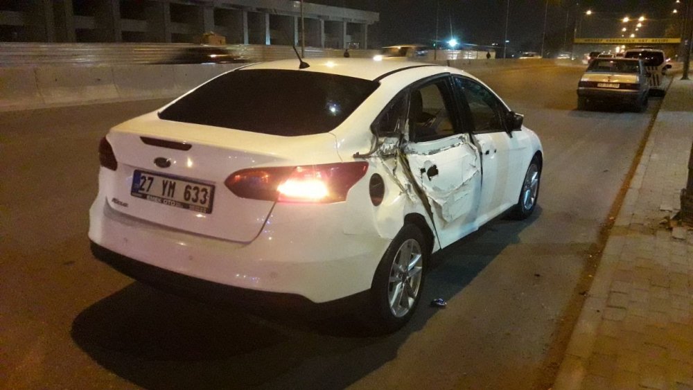 Korkutan kaza! Otomobil ile çarpışan araç bariyerlere çıkarak yan yattı! 4 yaralı