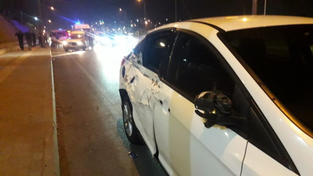 Korkutan kaza! Otomobil ile çarpışan araç bariyerlere çıkarak yan yattı! 4 yaralı