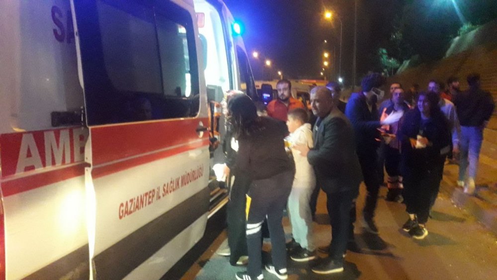 Korkutan kaza! Otomobil ile çarpışan araç bariyerlere çıkarak yan yattı! 4 yaralı