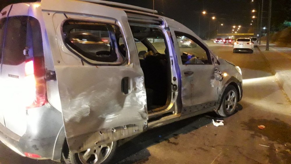 Korkutan kaza! Otomobil ile çarpışan araç bariyerlere çıkarak yan yattı! 4 yaralı