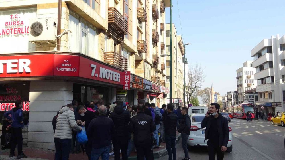Nöbetçi noter önünde uzun kuyruklar oluştu! Vatandaşlar sitem etti