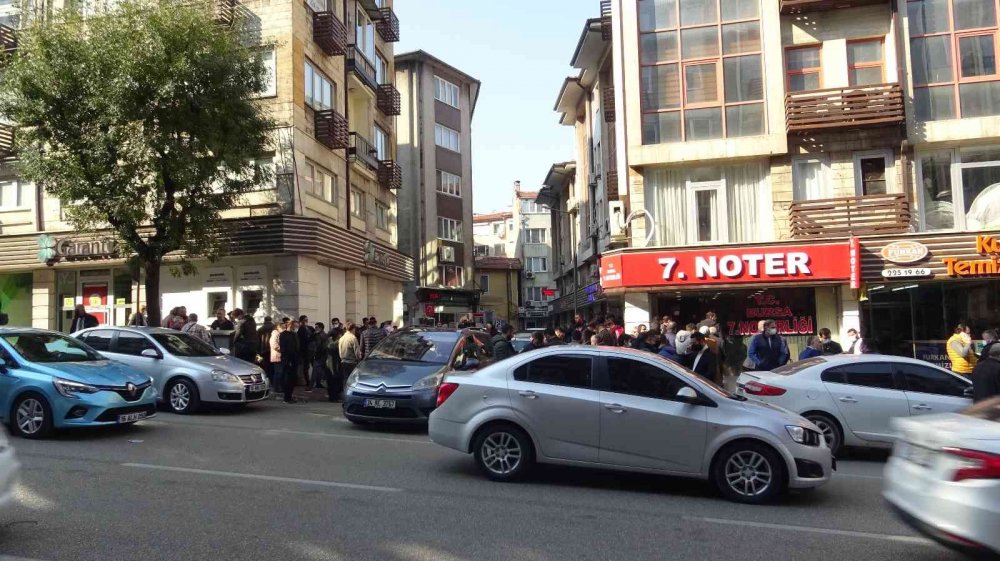 Nöbetçi noter önünde uzun kuyruklar oluştu! Vatandaşlar sitem etti
