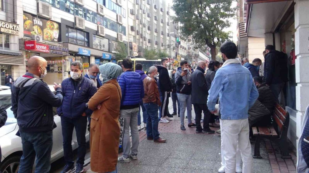 Nöbetçi noter önünde uzun kuyruklar oluştu! Vatandaşlar sitem etti