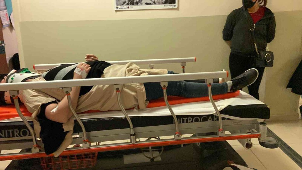 Elektrikli bisikletle çarpışan otomobil kanala uçtu! 5 yaralı