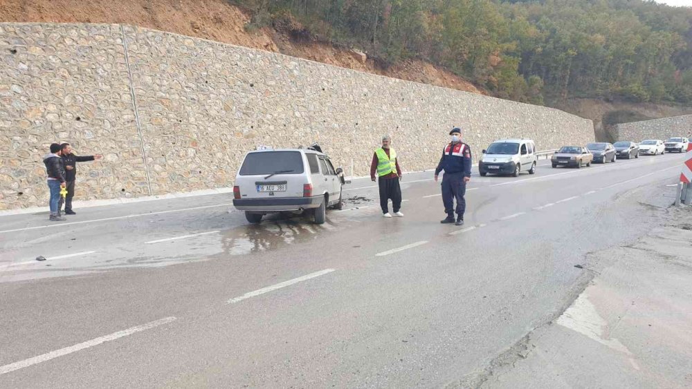 İki otomobil ve 1 servis aracı çarpıştı