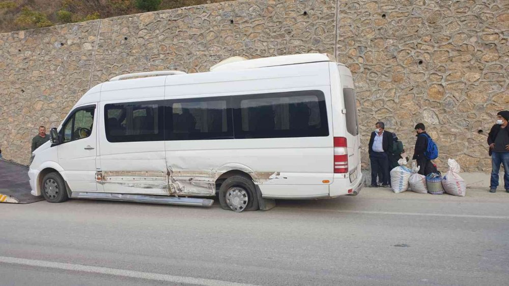 İki otomobil ve 1 servis aracı çarpıştı