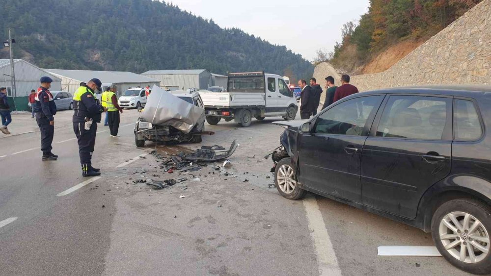 İki otomobil ve 1 servis aracı çarpıştı