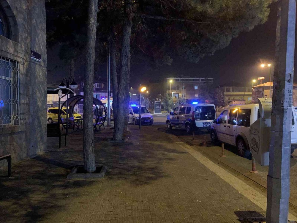 Kavgada bıçaklanan genç cami bahçesinde bayıldı