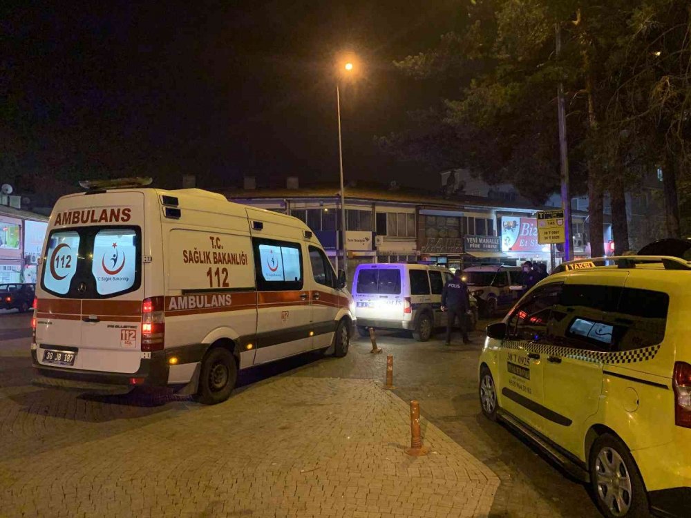 Kavgada bıçaklanan genç cami bahçesinde bayıldı