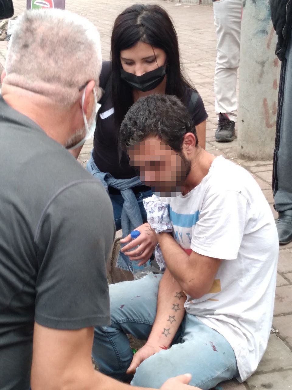 Uyuşturucu kavgası kanlı bitti! Genç kız arkadaşını kolundan bıçakladı