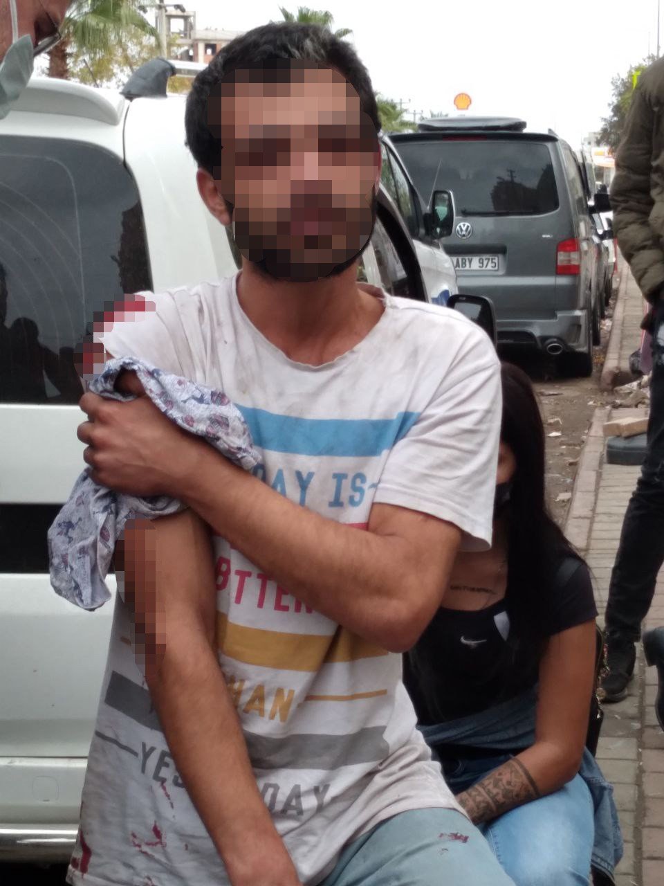 Uyuşturucu kavgası kanlı bitti! Genç kız arkadaşını kolundan bıçakladı