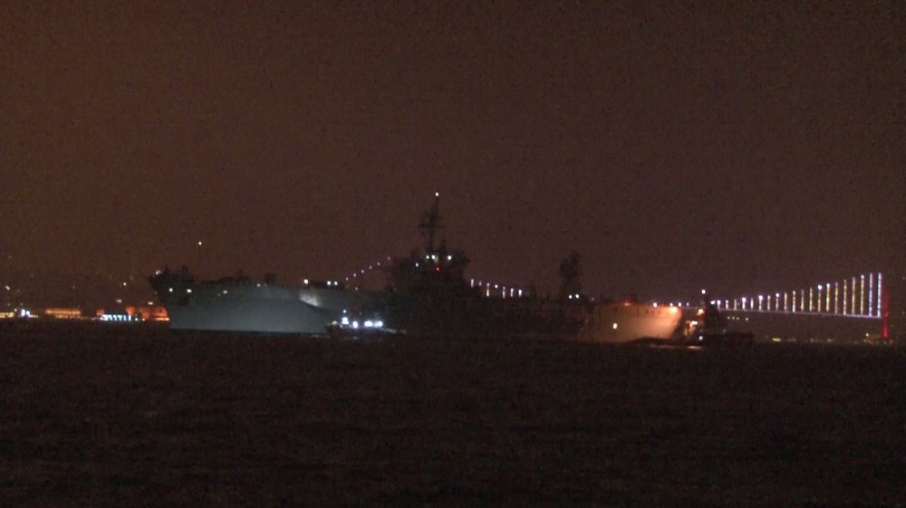 ABD savaş gemisi İstanbul Boğazı'na girerek Sarayburnu Limanı’na demir attı