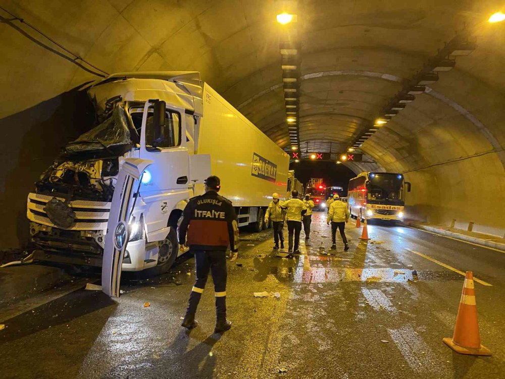 Kırkgeçit Tünelleri'nde feci kaza! 2'si tır 4 araç birbirine girdi
