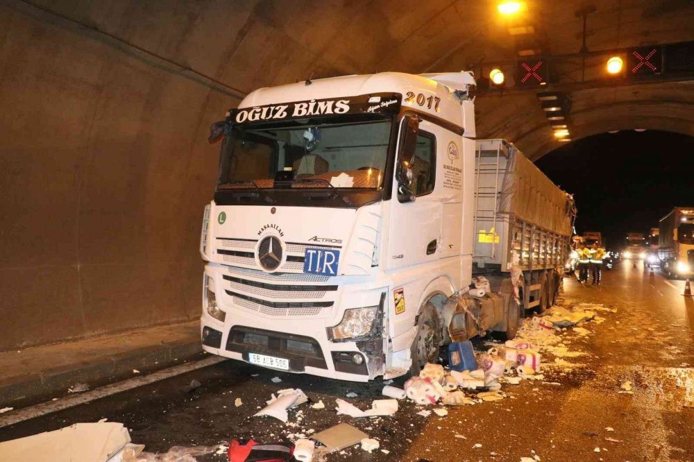 Kırkgeçit Tünelleri'nde feci kaza! 2'si tır 4 araç birbirine girdi
