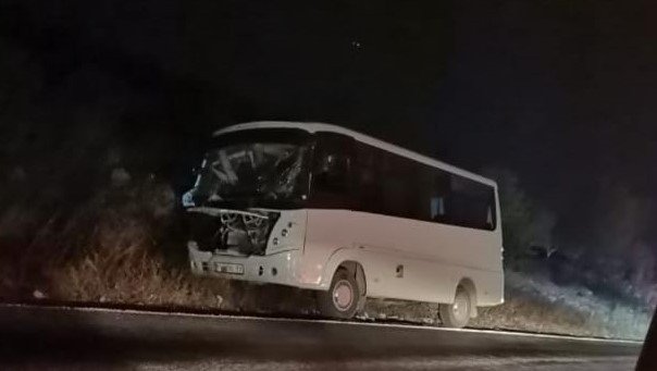 Minibüs zeytinyağı yüklü traktör römorkuna çarptı! 1'i ağır 3 yaralı