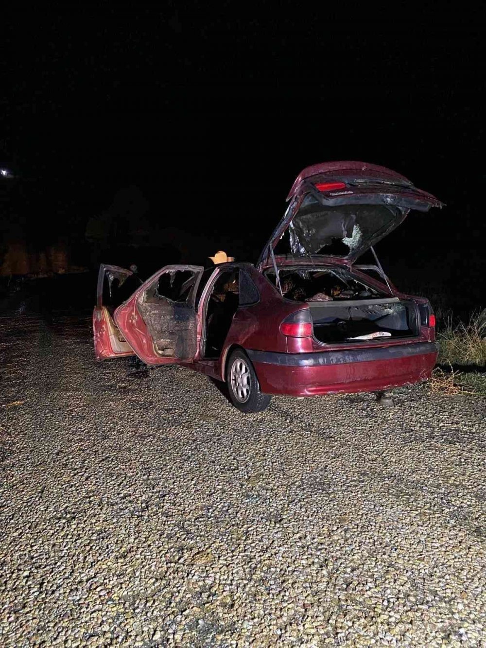 Seyir halinde alev alan araçtan son anda kurtuldular