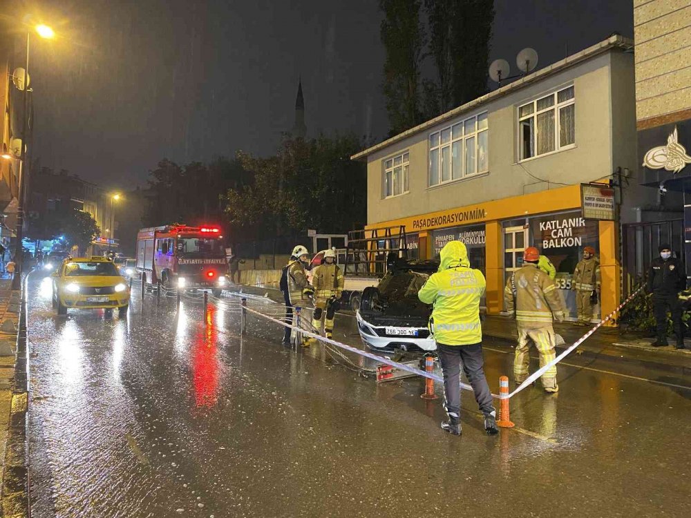 Cenazeye giden otomobil demir dubaya çarpıp takla attı