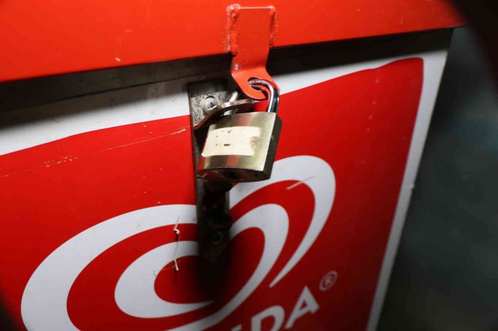 Dondurma hırsızı 2 genç bekçilere yakalandı