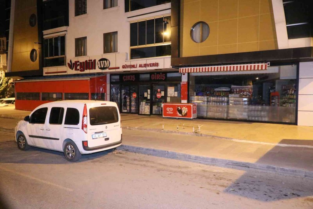 Dondurma hırsızı 2 genç bekçilere yakalandı